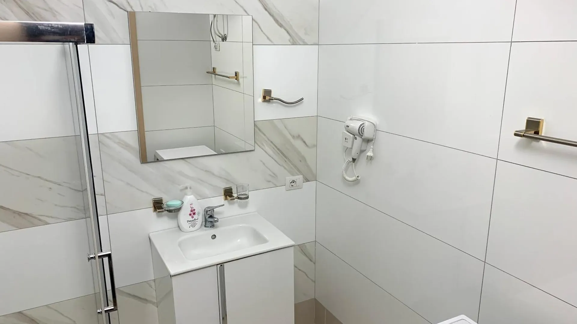 Fishta Apartment Q6 37 Velipoje 0*,